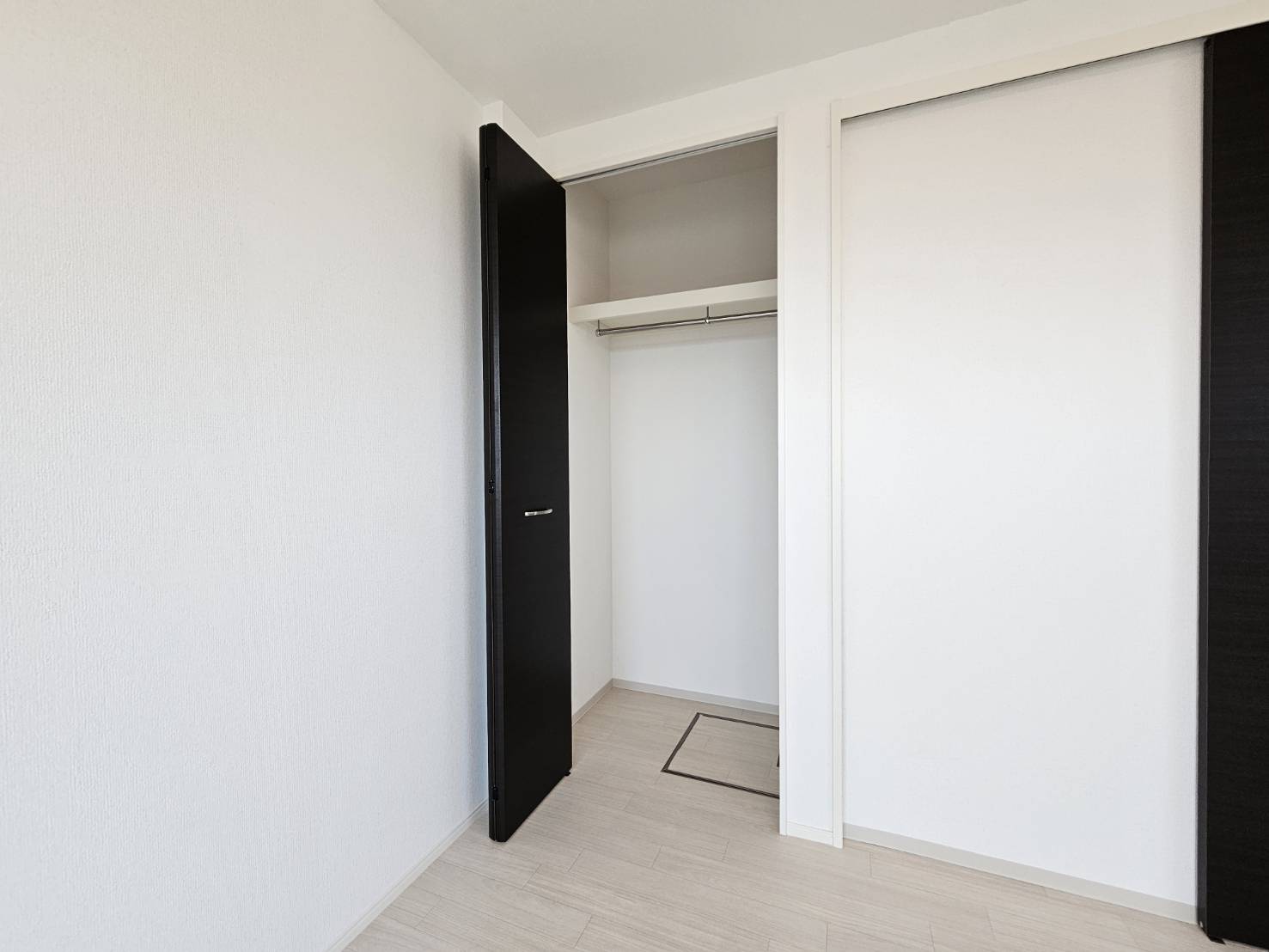 収納　ハンガーパイプ付きクローゼット。