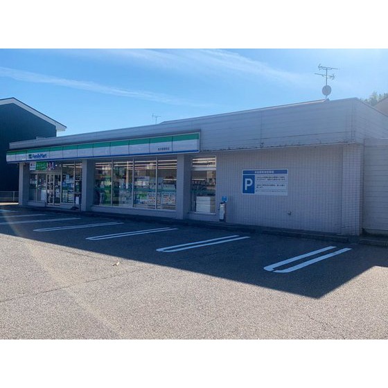 コンビニ　ファミリーマート金沢星稜前店（コンビニ）まで746m