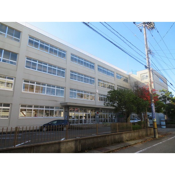 小学校　金沢市立小坂小学校（小学校）まで638m