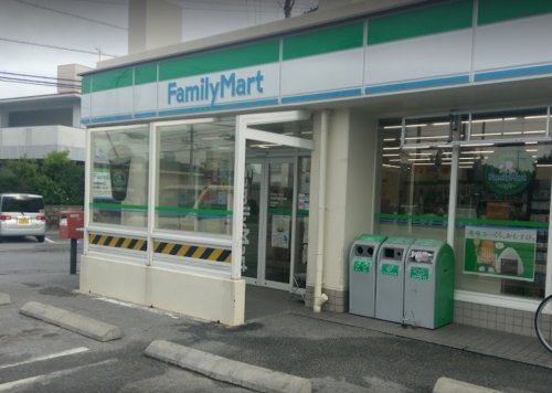 コンビニ　沖縄ファミリーマート 豊見城名嘉地北店（コンビニ）まで628m