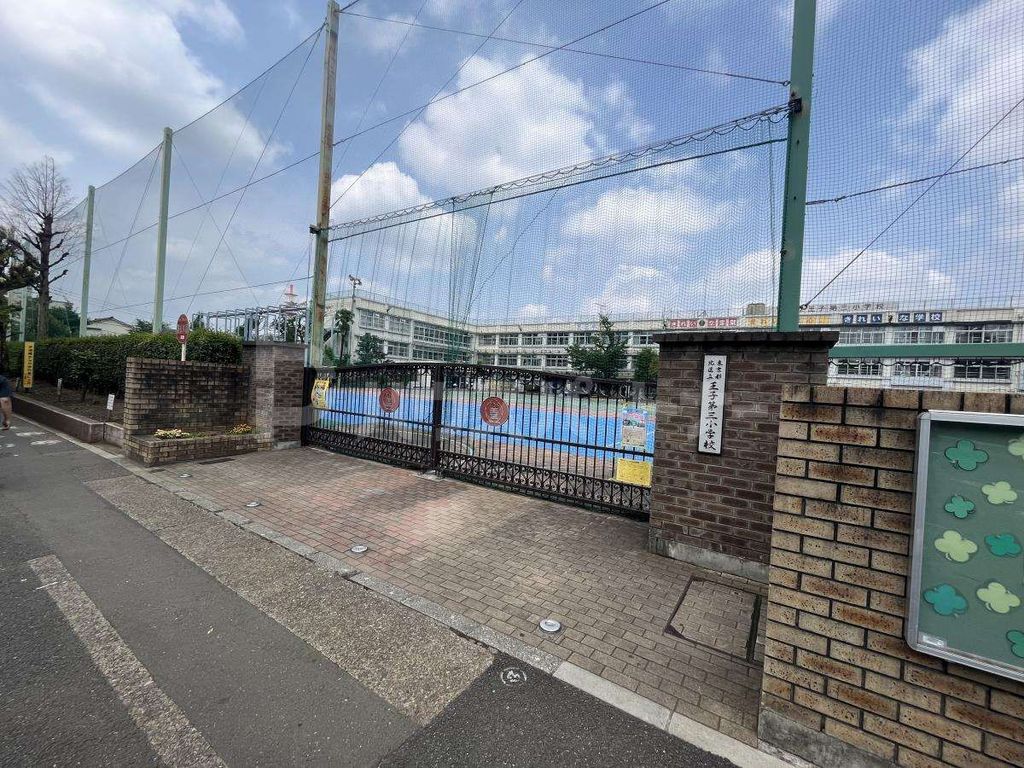 小学校　北区立王子第三小学校（小学校）まで400m