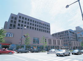 ショッピングセンター　【井筒屋 クエスト小倉店】（ショッピングセンター）まで592m