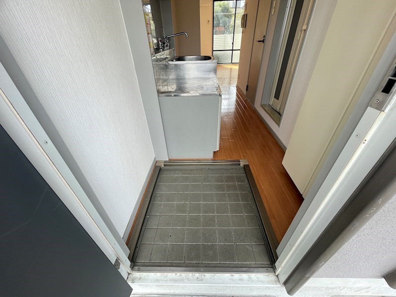 玄関　※別号室の写真となります。