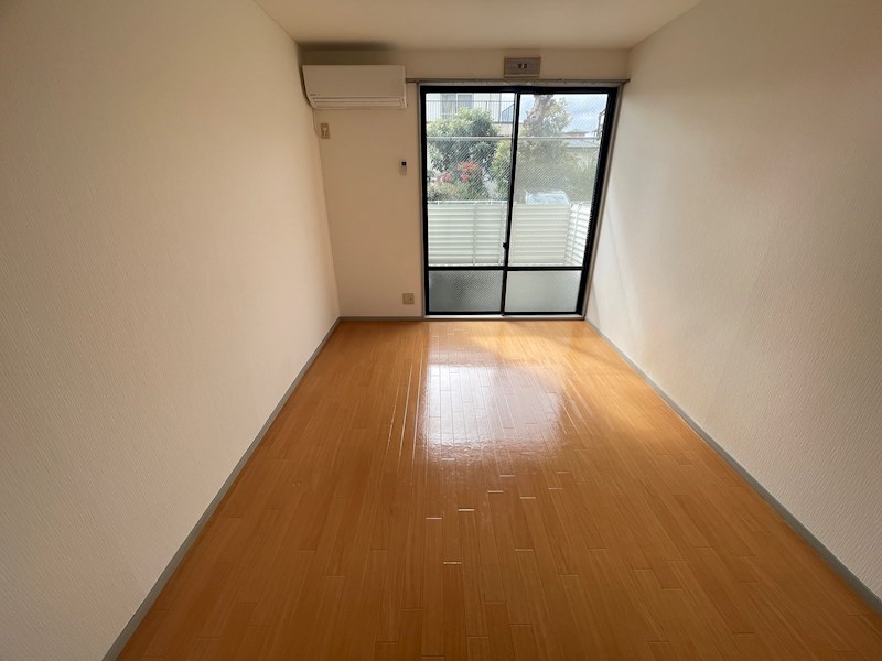 居室・リビング　※別号室の写真となります。