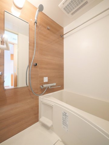 バス・シャワールーム　明るい色調の室内です