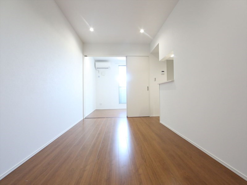 居室・リビング　ＬＤＫ9.6帖　洋室3.5帖　エアコン完備　バルコニー