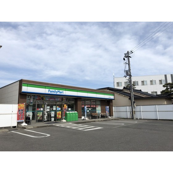 コンビニ　ファミリーマート富山大町店（コンビニ）まで520m