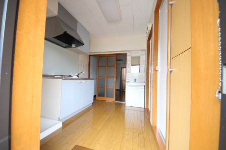 玄関　下駄箱付き