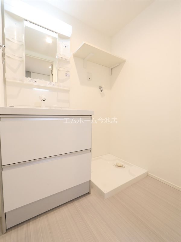 バス・シャワールーム　脱衣所　独立洗面台（シャンプードレッサー付）