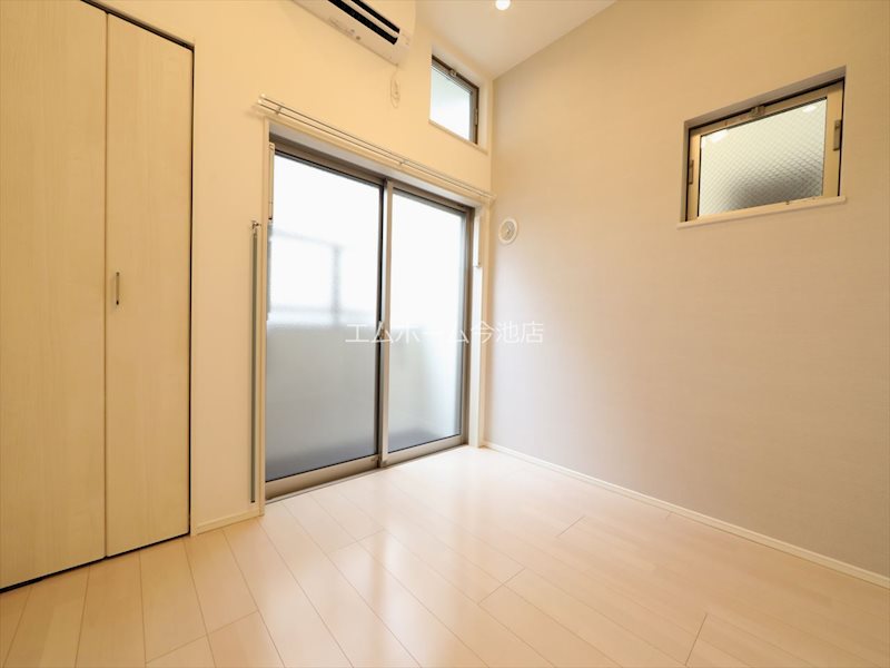 バルコニー　洋室5.5帖　エアコン付　バルコニーに面しています