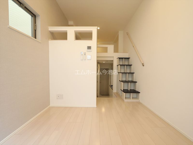 居室・リビング　洋室5.5帖　エアコン付　バルコニーに面しています