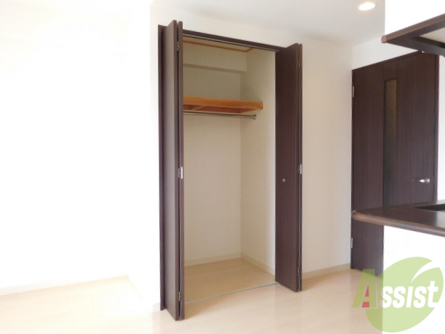 収納　奥行きある収納で、建具の色もいいかんじ～