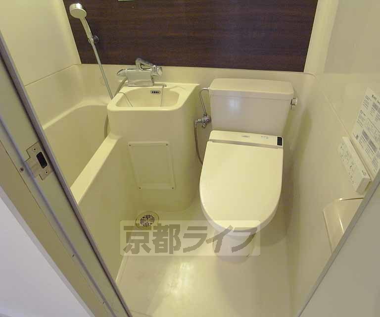 トイレ　オシャレなスポットライト、エコカラットも付けました～。