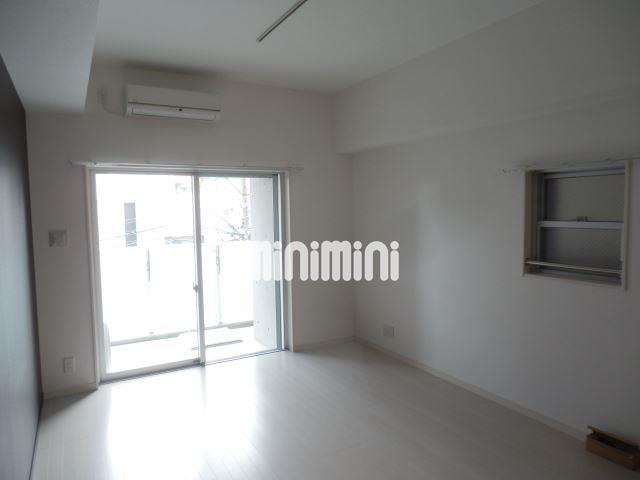 居室・リビング　２面窓で換気もしやすいお部屋です。