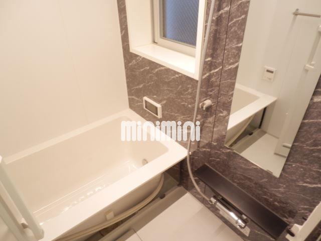 バス・シャワールーム　浴室には窓もあり、浴室乾燥機能、追い焚き機能がついています。