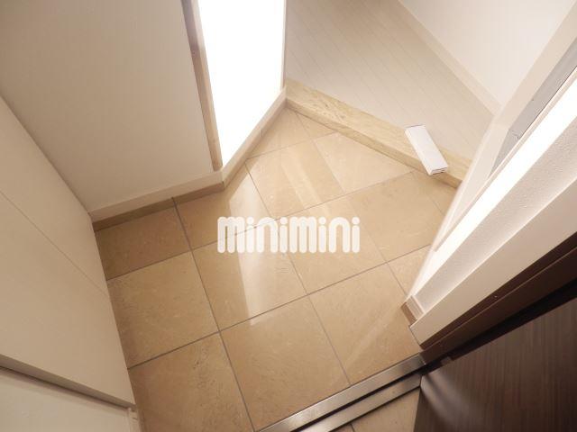 玄関　玄関から室内がすぐ見えないようになっています。