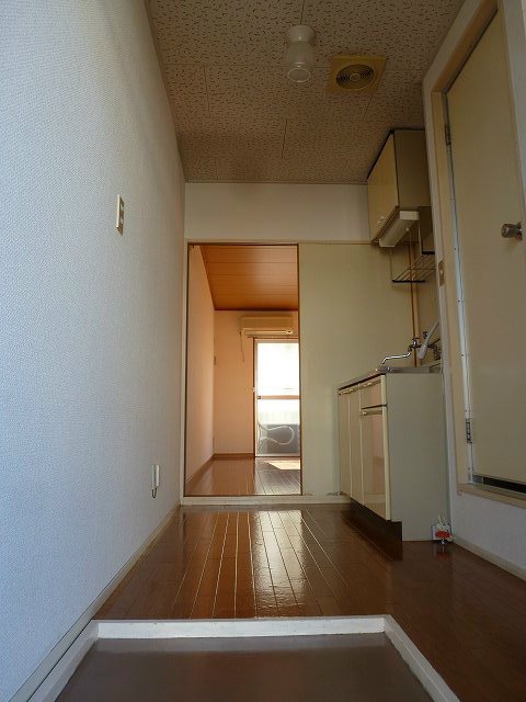 玄関　※写真は103号室のお部屋です。