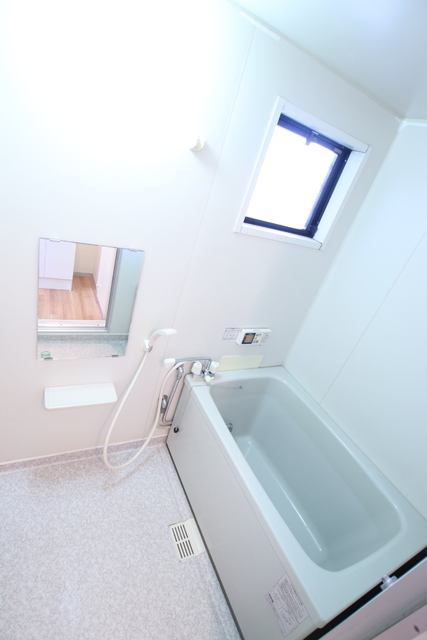 バス・シャワールーム　追い焚き機能付きの快適なバスルーム