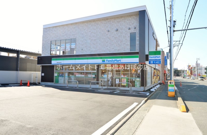 コンビニ　ファミリーマート豊橋南栄駅前店（コンビニ）まで121m