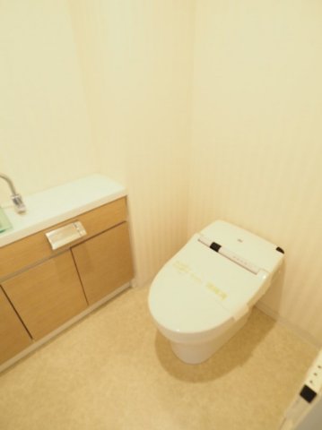 トイレ　いつも快適な空間である為に、脱臭機能、温水洗浄便座を装備※2