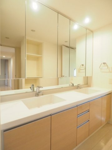 洗面設備　親子が並んで洗顔などの身支度ができるダブルボウルを採用※20