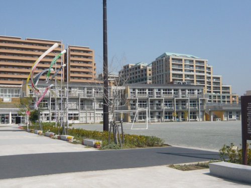 中学校　浦安市立明海中学校（中学校）まで687m