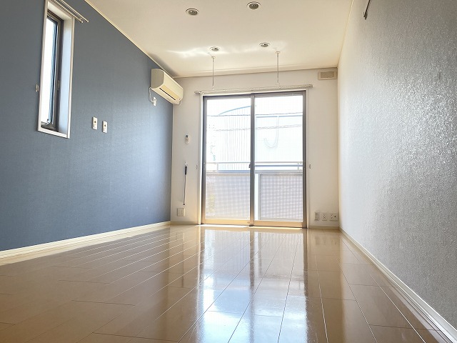 居室・リビング　南向洋室9.7帖　　明るい室内