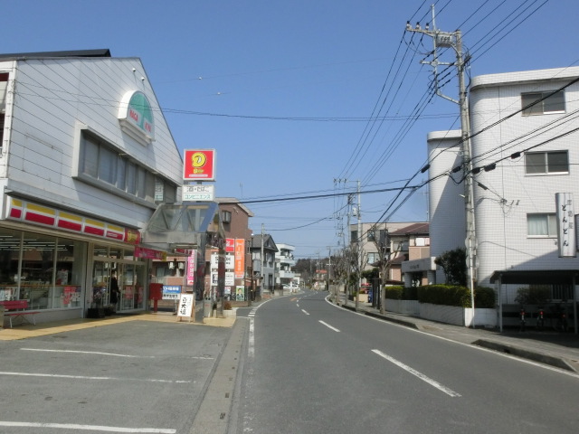 コンビニ　ニューヤマザキデイリーストア高坂長木屋店　物件すぐ前（コンビニ）まで45m