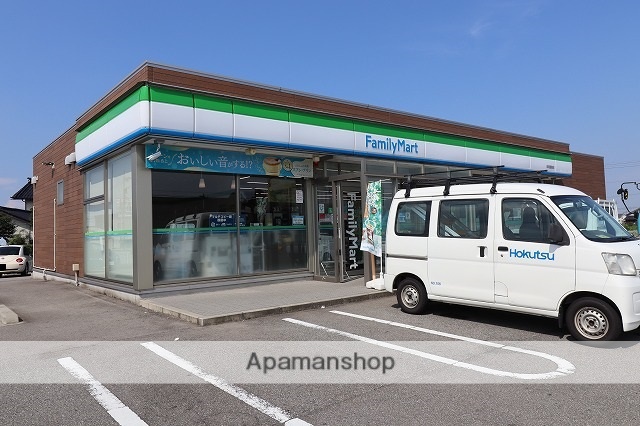 コンビニ　ファミリーマート（コンビニ）まで602m