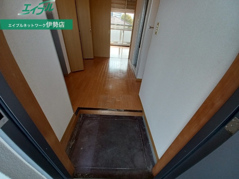 玄関　同物件別部屋写真