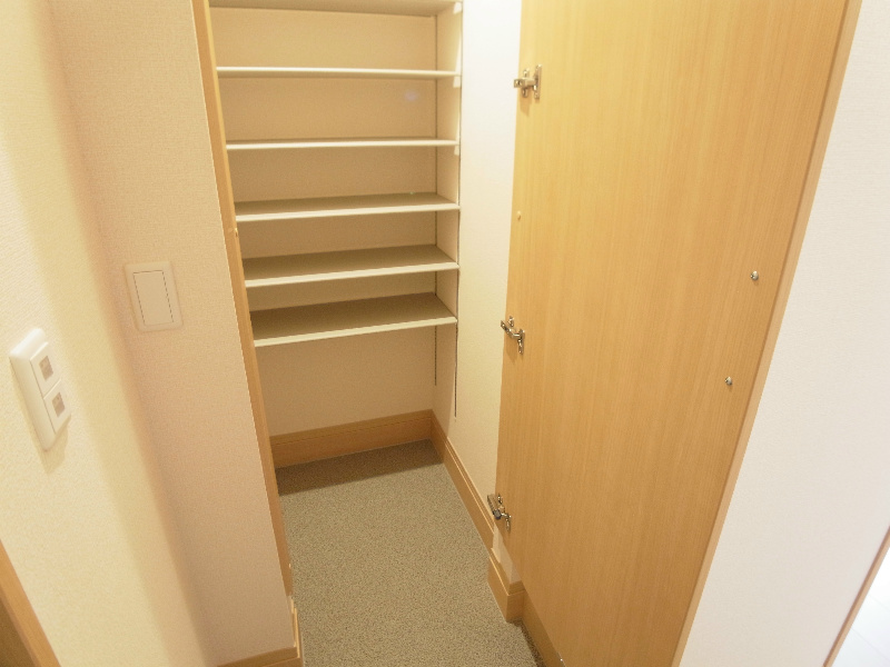 玄関　同仕様別部屋