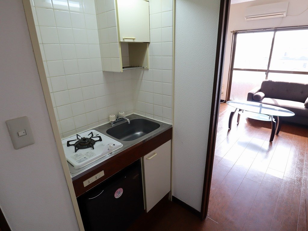 キッチン　広めのキッチン廻り　ガスキッチン・ミニ冷蔵庫