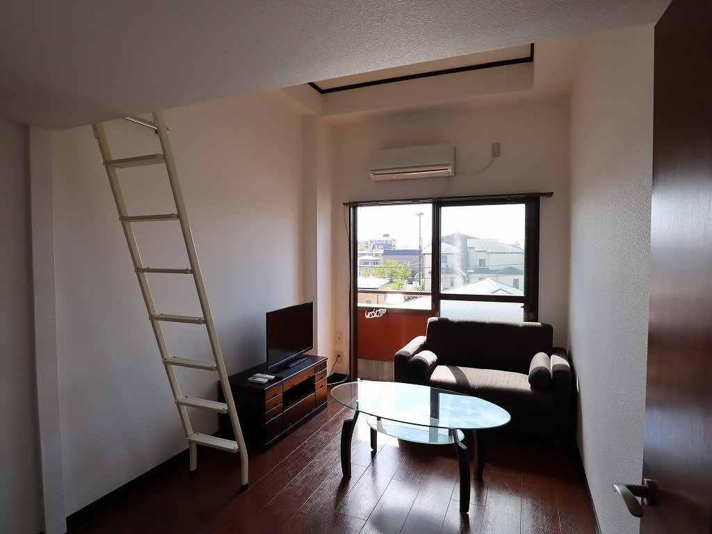 居室・リビング　南向きで陽当り良好　３２インチＴＶ付　エアコン完備