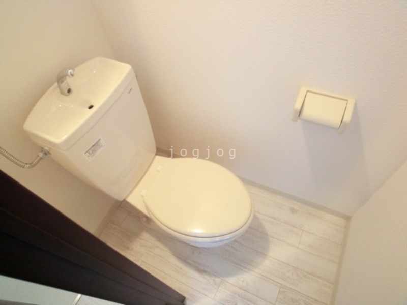 トイレ　温水洗浄便座付きます♪