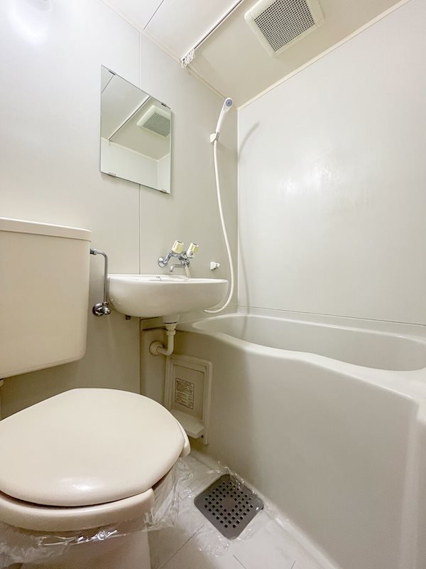 バス・シャワールーム　浴槽付きユニットバスとなります。