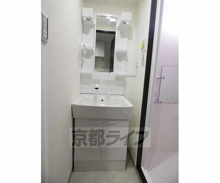 洗面設備　きれいな洗面台です。
