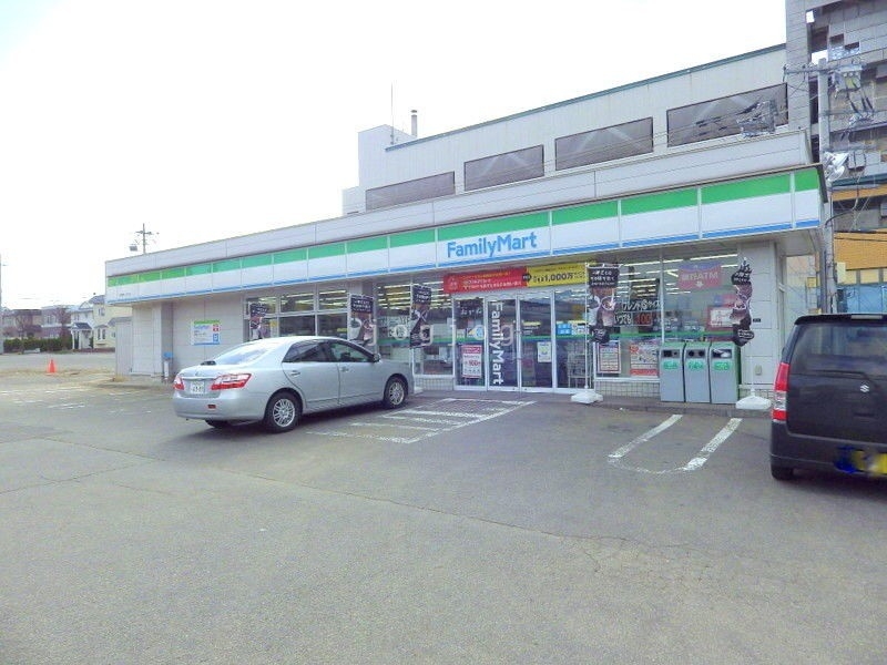 コンビニ　ファミリーマート札幌美しが丘店（コンビニ）まで1081m