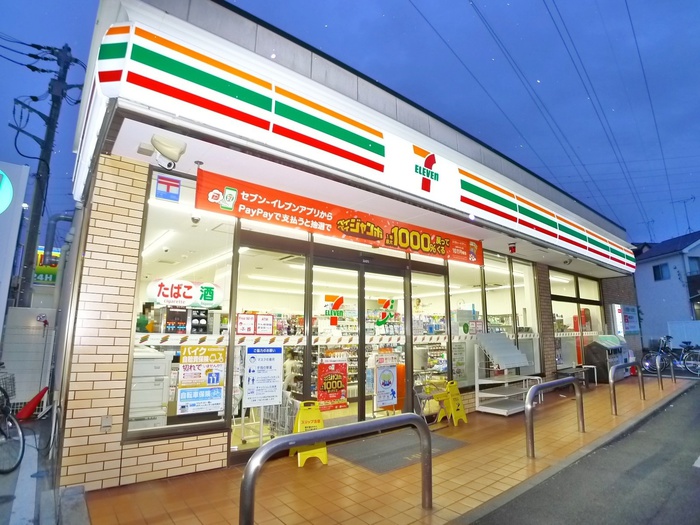 コンビニ　セブンイレブン（コンビニ）まで208m