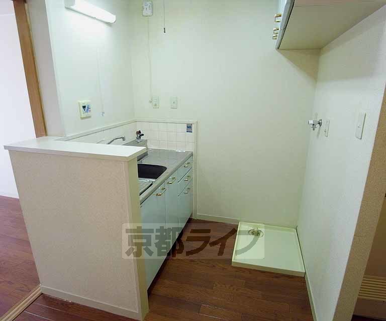 その他設備　冷蔵庫の横に洗濯機置き場が備わっています。