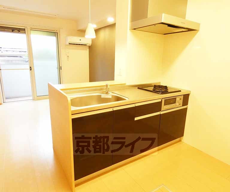 キッチン　対面式のシステムキッチンになっております。