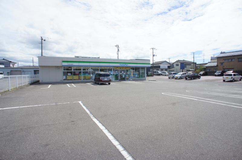 コンビニ　ファミリーマート新潟女池神明店（コンビニ）まで437m