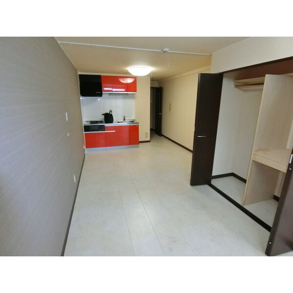 居室・リビング　★中心街徒歩圏♪★エアコン・無料ネット付♪★リフォーム済♪★