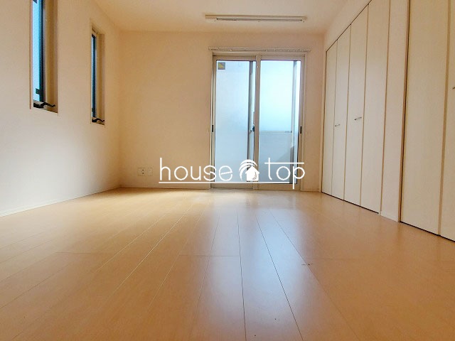 居室・リビング　窓の多い明るいお部屋