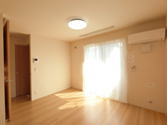 その他　カーテンは付属しません。