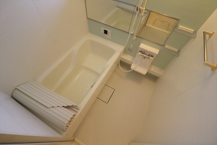 バス・シャワールーム　1坪タイプのお風呂で足をゆったり伸ばせます