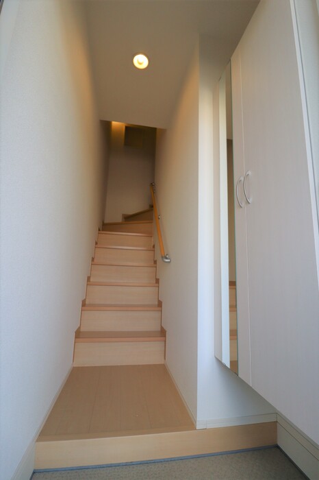 玄関　収納たっぷりの下駄箱付