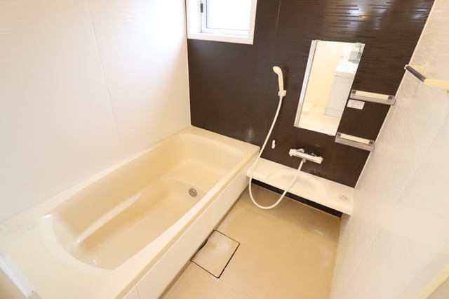 バス・シャワールーム　追い焚き給湯式浴室（小窓付）