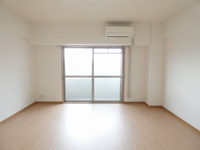 居室・リビング　南向きの明るい洋室です。