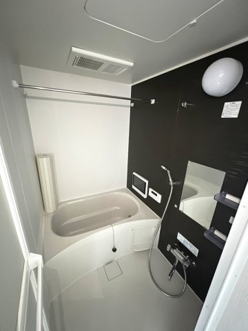 バス・シャワールーム　追い焚き・浴室乾燥機能付き（写真は同間取り101号室のもの）