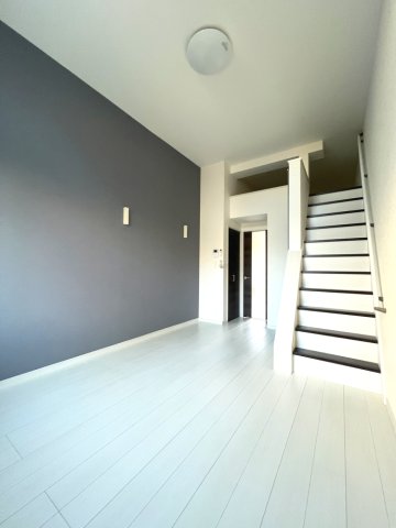 居室・リビング　天井高約4mの贅沢な空間（写真は同間取り101号室のもの）